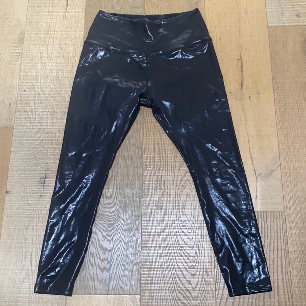 Beyond Yoga Pearlized Black High Wasted Midi Legging- size Large